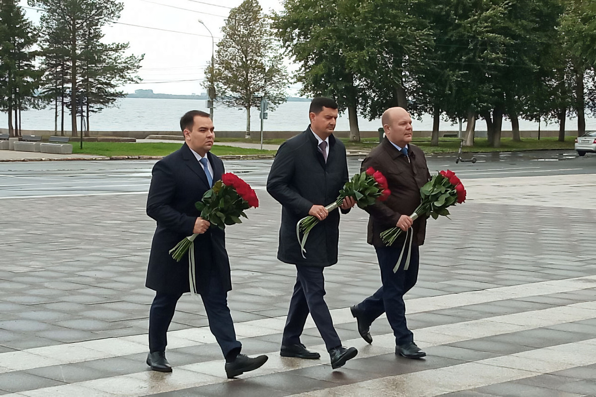 Генконсул Казахстана в Санкт-Петербурге Дмитрий Михно возложил цветы к Вечному огню в Архангельске