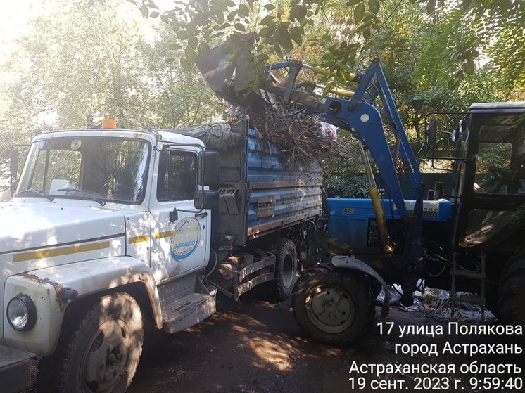В Астрахани с Александрова вывезли больше пяти тонн мусора