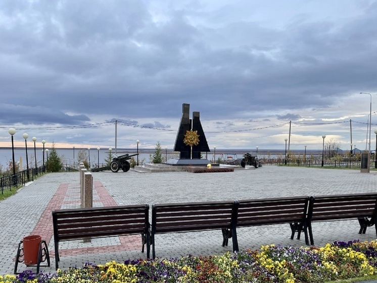 В Аксарке на площади с мемориалом воинам-приуральцам обустроят комплекс «Аллея Памяти»