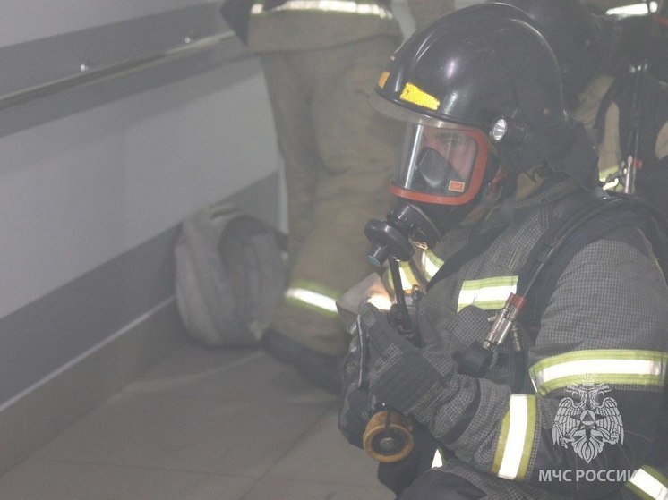 Пожарные спасли двух мужчин из задымлённой квартиры в Чите