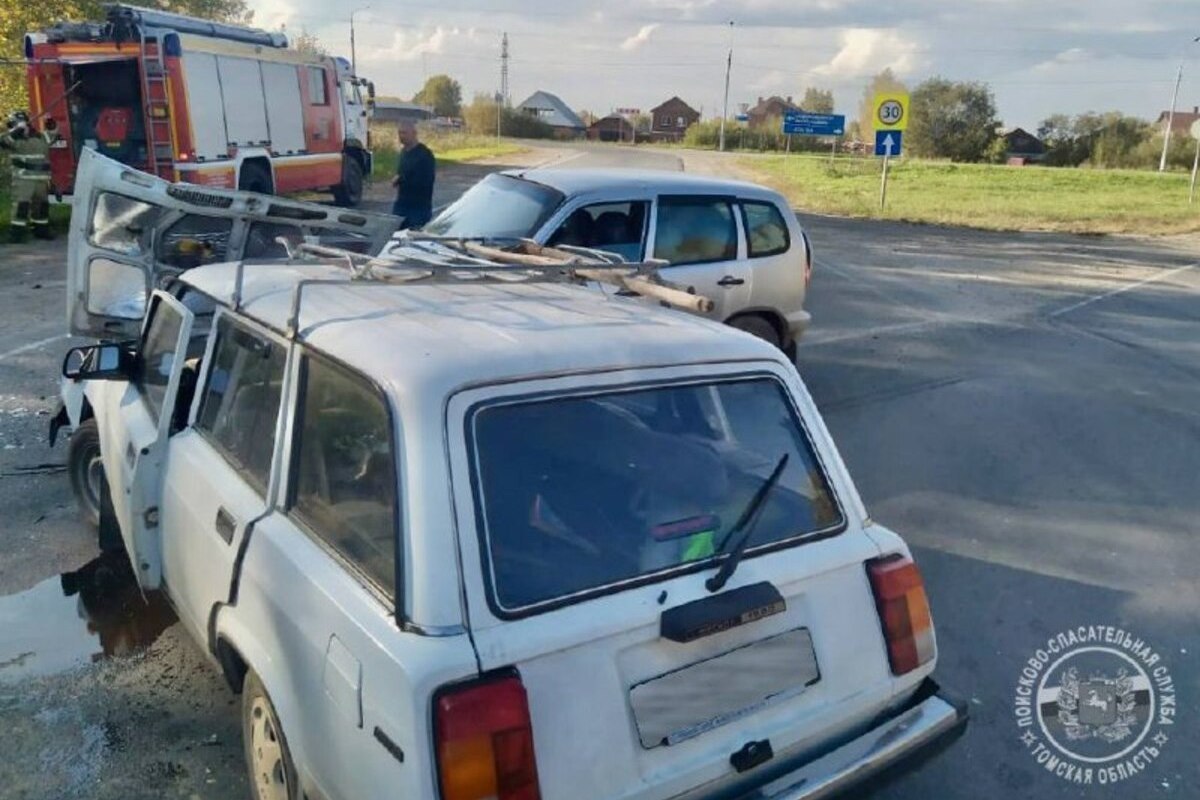 Chevrolet Niva и ВАЗ-2104 столкнулись в Томском районе