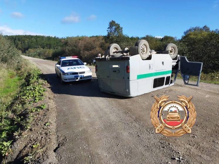 УАЗ опрокинулся на крышу на юге Сахалина