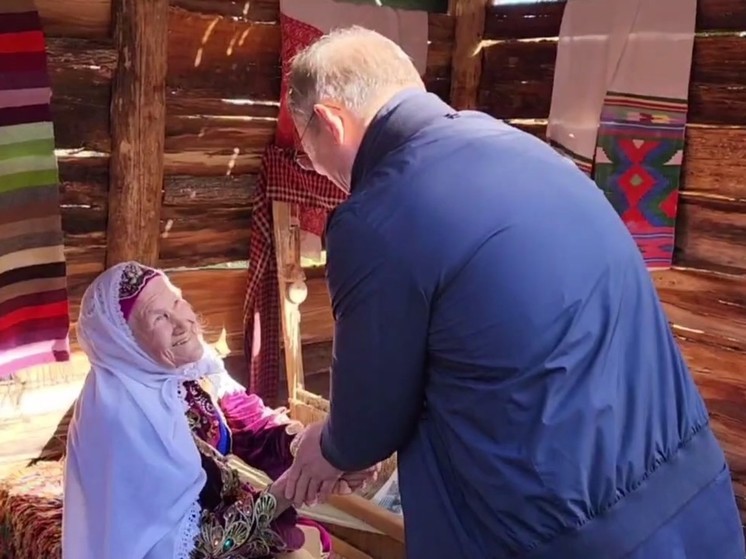 Радий Хабиров пообщался с 92-летней сельчанкой из Балтачевского района