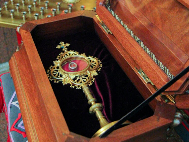 Верующие Хабаровска помолятся перед ковчегом с частицей Животворящего Креста Господня