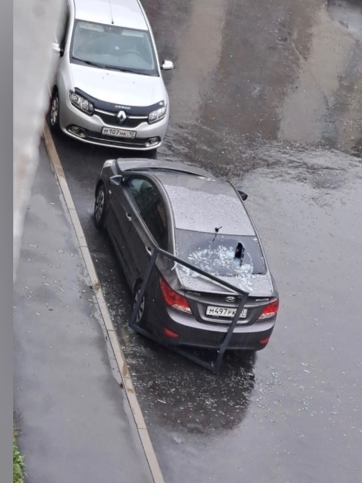 Упавшая створка балкона вдребезги разбила стекло автомобиля в Петрозаводске