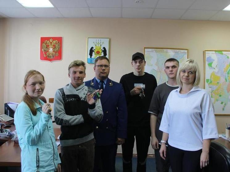 В Великом Новгороде вручили ключи от квартир еще пятерым детям-сиротам