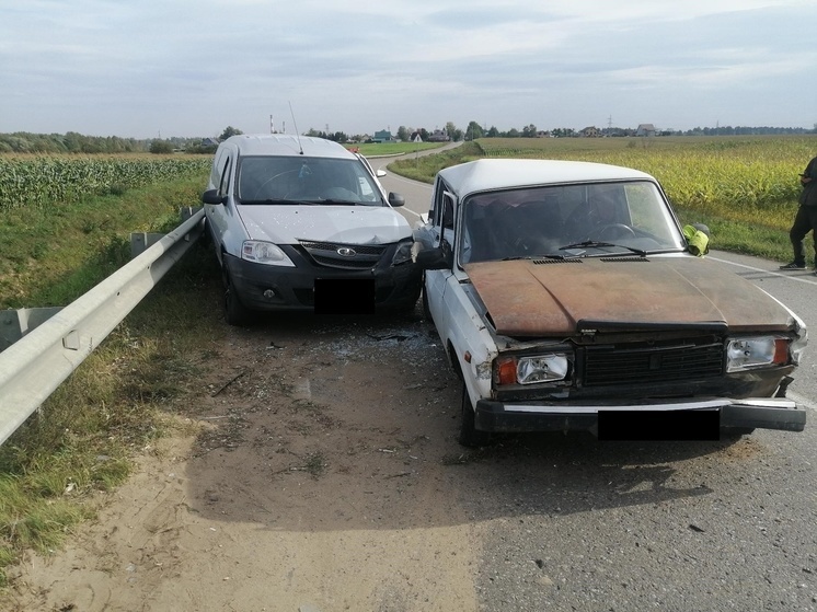 В Тверской области в результате обгона столкнулись две легковушки