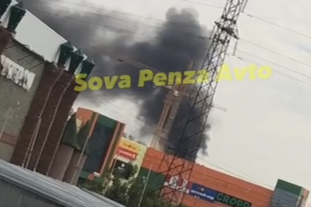 В Пензе рядом с ТРЦ «Коллаж» разгорелся пожар