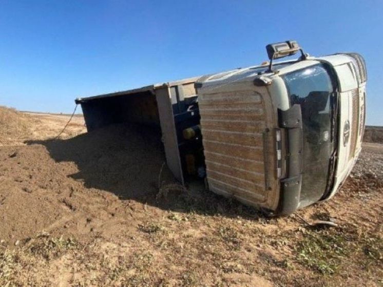На строящейся трассе в Башкирии опрокинулся самосвал