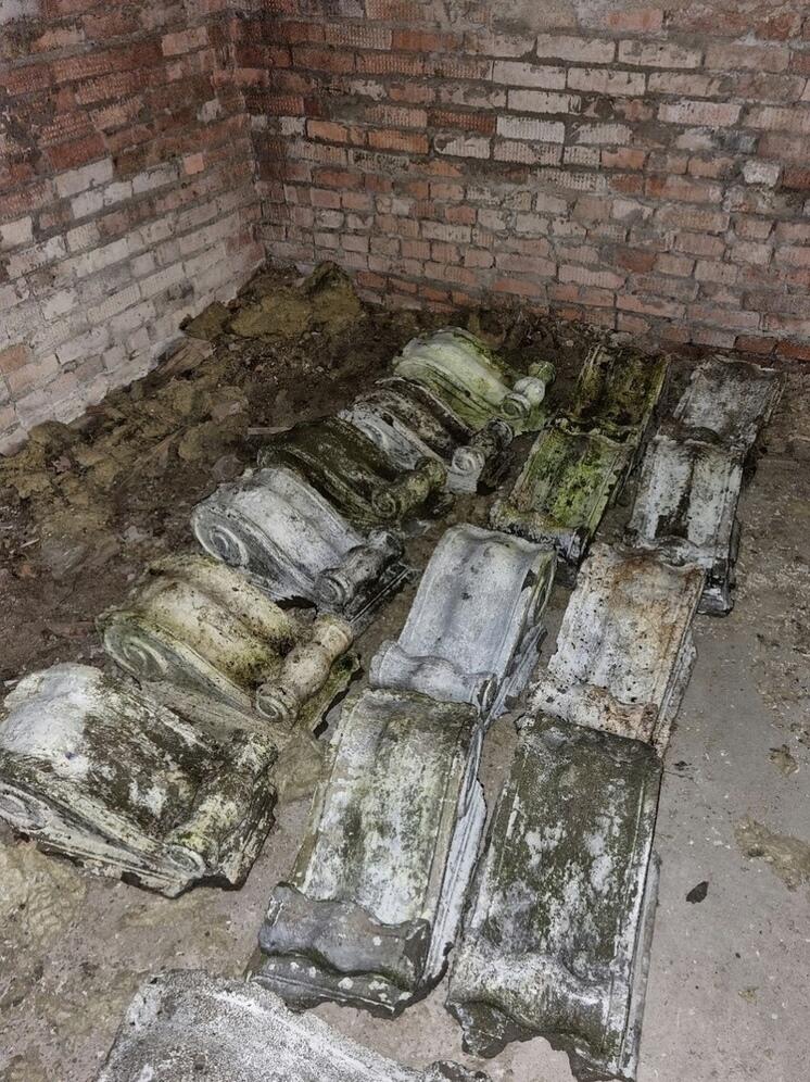 Житель Петрозаводска забрал себе выкинутые с мусором украшения старого дома