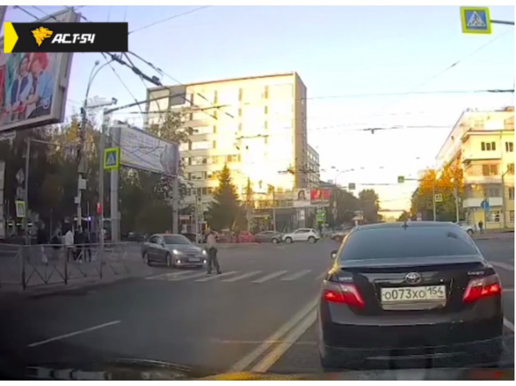 В Новосибирске пешехода подбросило вверх после удара о седан