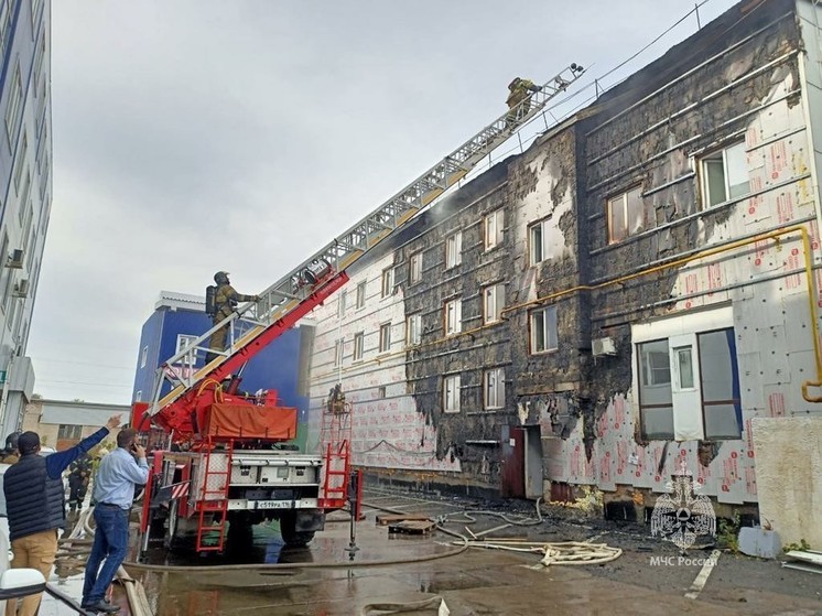 В Кировском районе Казани горело здание автосалона