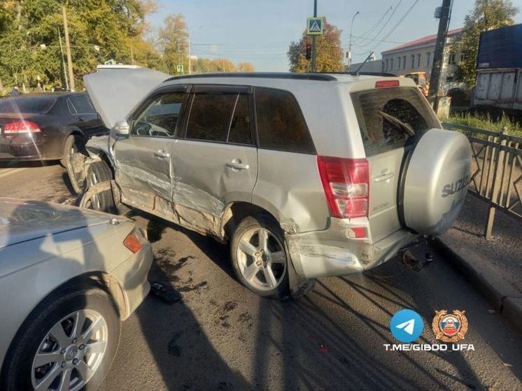 Сразу четыре автомобиля столкнулись в Уфе – в больницу попали два человека