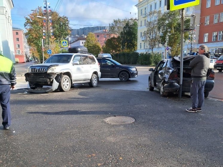 На проспекте Ленина в Мурманске столкнулись Toyota и Ford