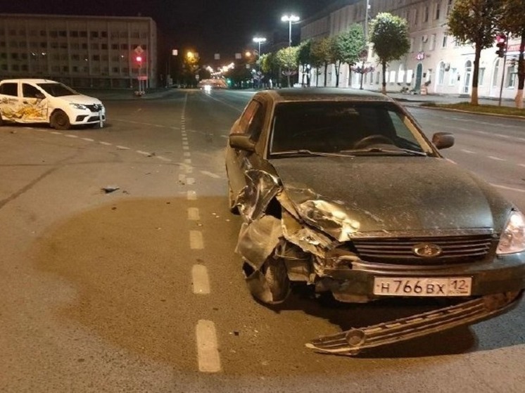 На Ленинском проспекте в Йошкар-Оле «Приора» столкнулась с «Логаном»