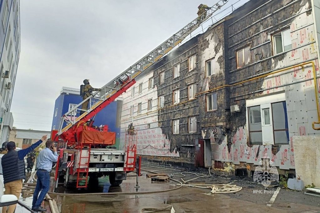 В Кировском районе Казани горело здание автосалона
