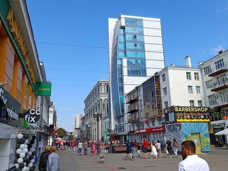 На улице Вайнера в Екатеринбурге начали устанавливать новые скамейки