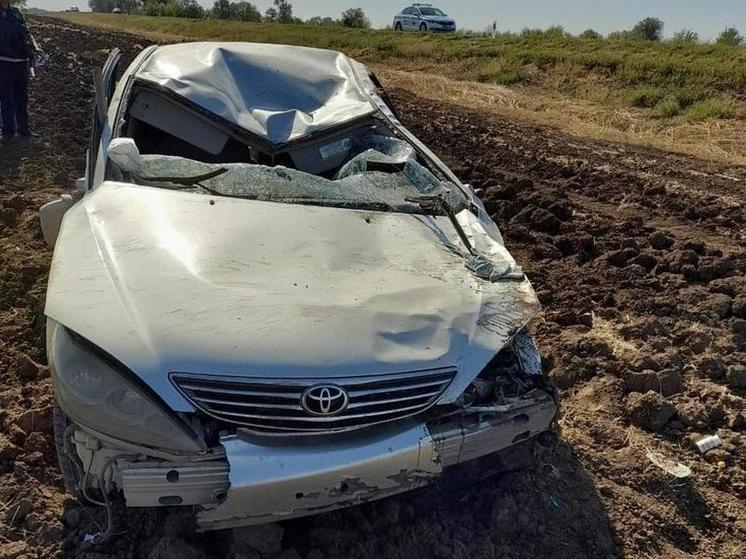 На Дону женщина за рулем легковушки пострадала в ДТП с «перевертышем»
