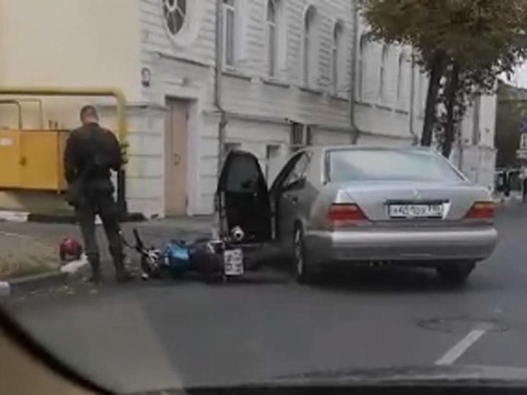 На улице Полонского в Рязани водитель Mercedes сбил мотоциклиста