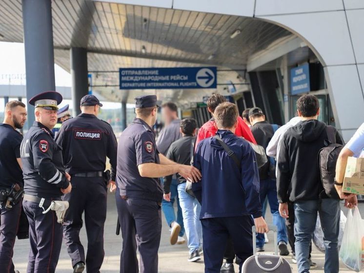 29 узбеков выслали из России в сопровождении псковских полицейских