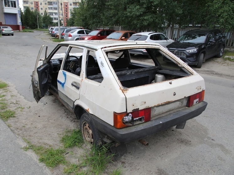 В Северодвинске собственников брошенных автомобилей просят убрать их с территории города