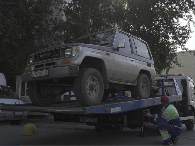 В Новосибирске с проспекта Маркса массово эвакуировали машины