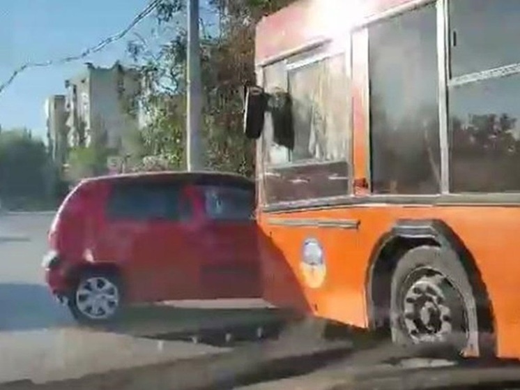 В Волгодонске Ростовской области автобус протаранил иномарку