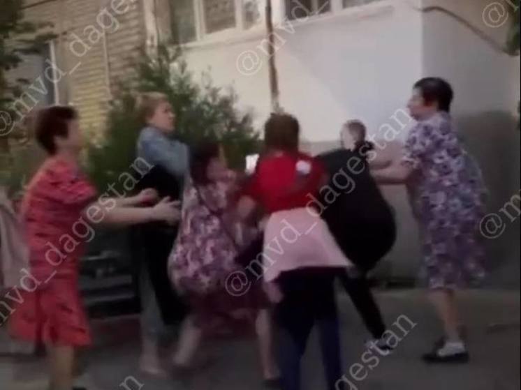 Две дагестанки подрались после ссоры детей