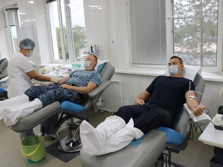 Новгородские приставы сдали 12 литров крови