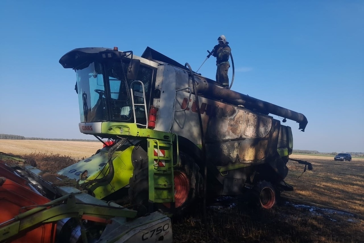 Комбайн орловская область. В С. Борчаниново произошло загорание в комбайне.