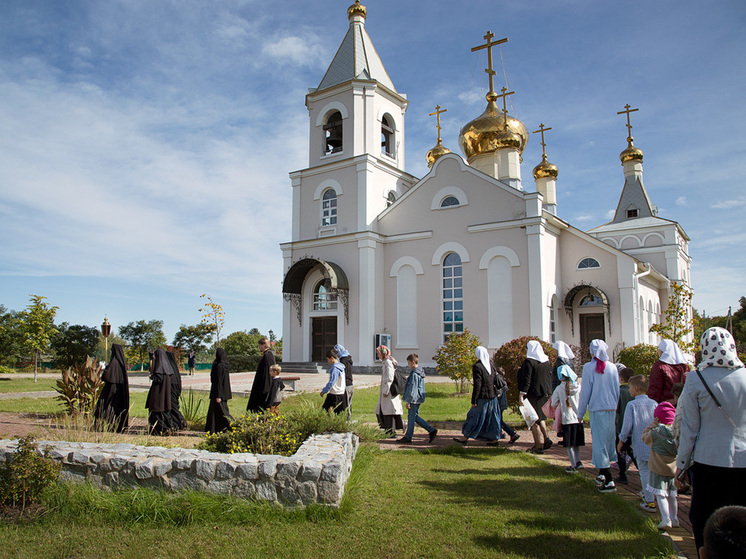 Школьники посетили Петропавловский женский монастырь недалеко от Хабаровска