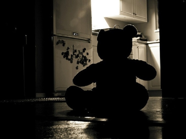 Водитель в течение 7 лет растлевал маленькую падчерицу