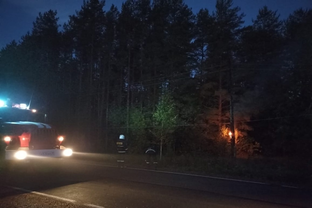 Электрический столб вспыхнул в деревне Карелии