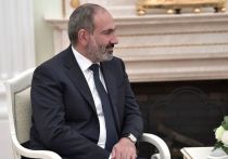 Премьер-министр Армении Никол Пашинян покинул здание правительства страны вопреки попыткам демонстрантов заблокировать выходы из здания во время акции протеста