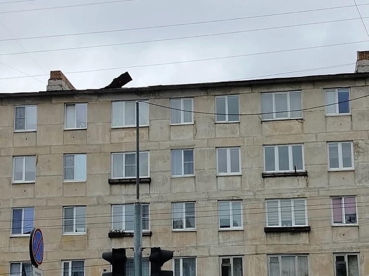 Коммунальщики вернули на место часть крыши, сорванной ветром в Петрозаводске