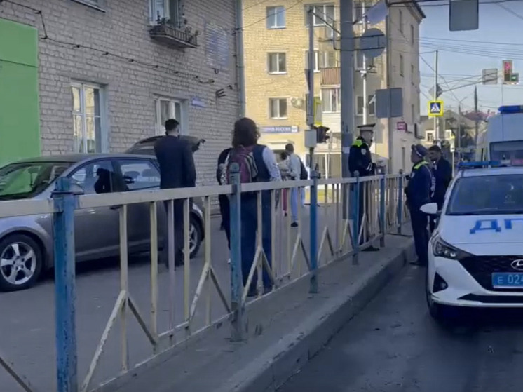 Легковушка сбила трех человек на тротуаре в Брянске