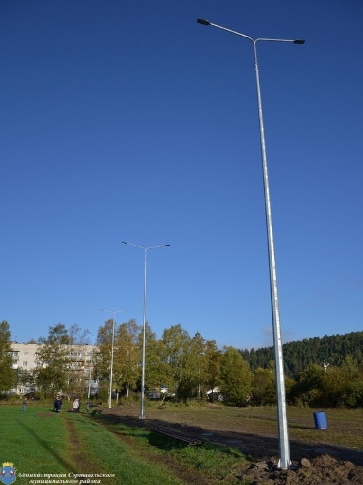 Высокие фонари за два миллиона осветили футбольное поле в поселке Карелии