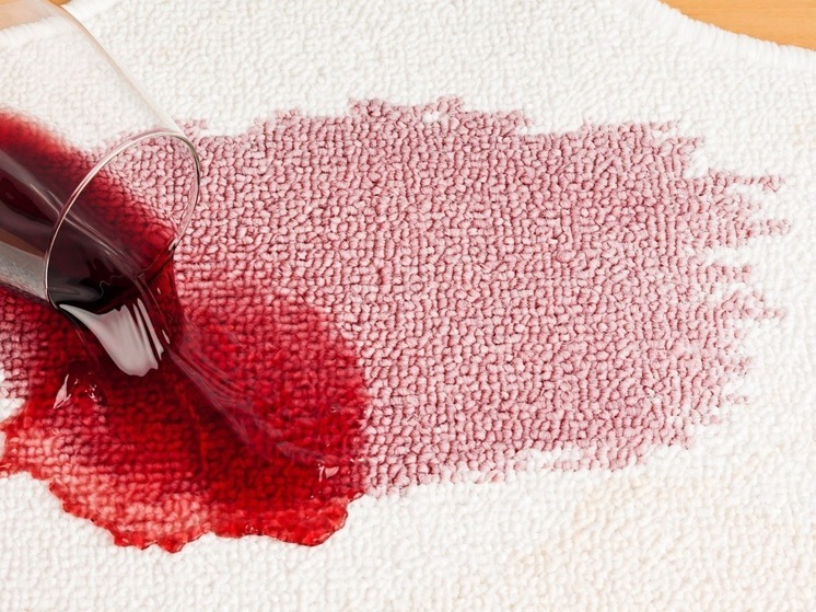 Как удалить пятно красного вина с ковра