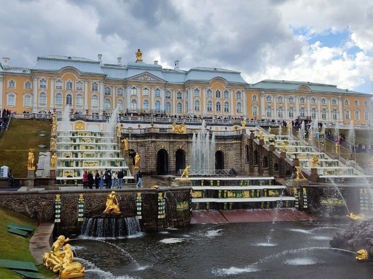 Праздник фонтанов в Петергофе посвятили Году педагога и наставника