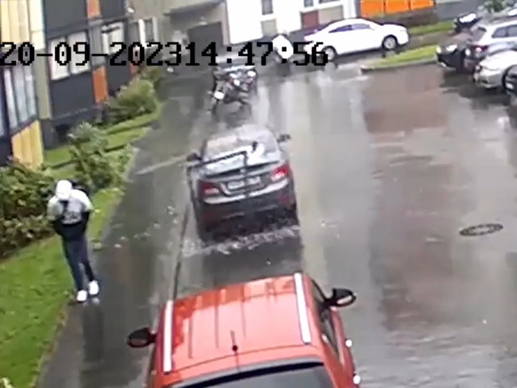 Появилось видео, как балконная рама разбивает машину в Петрозаводске
