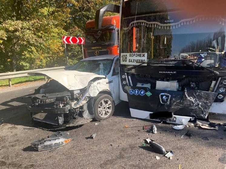 В Семилукском районе под Воронежем в столкновении трех ТС пострадала пассажир автобуса