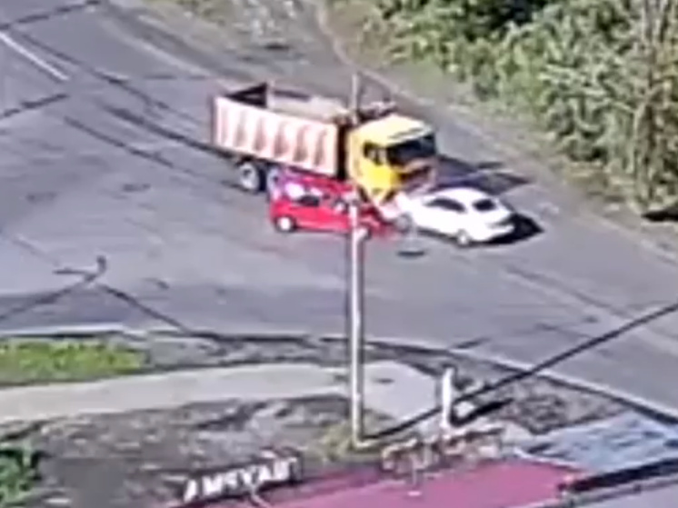 Грузовик протаранил две легковушки в Петрозаводске и задымился