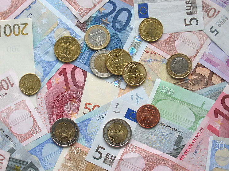 Курсы евро и фунта к доллару оказались минимальными с марта