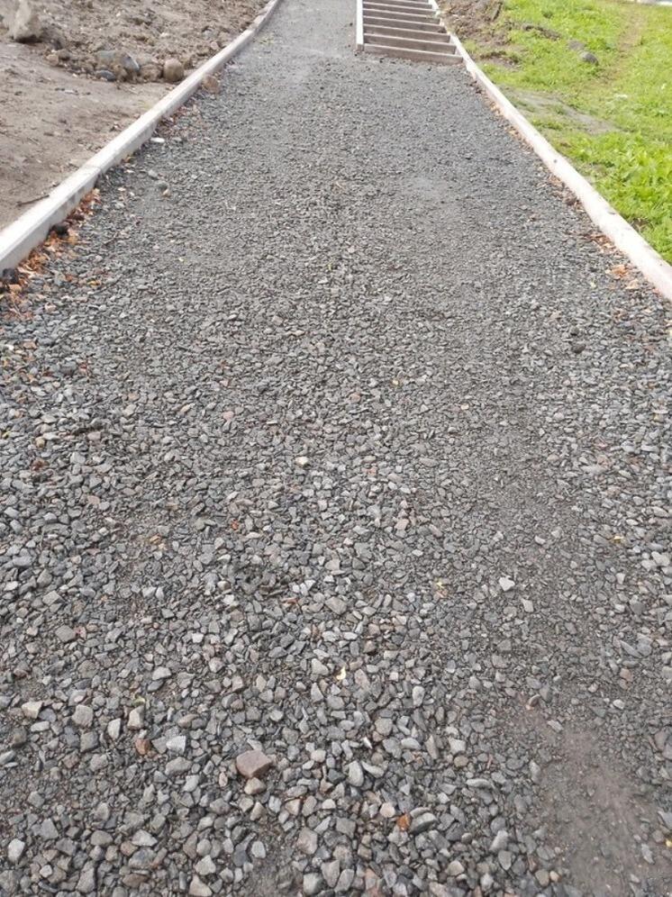 Жители Ключевой в Петрозаводске боятся, что тротуар скоро превратится в горку