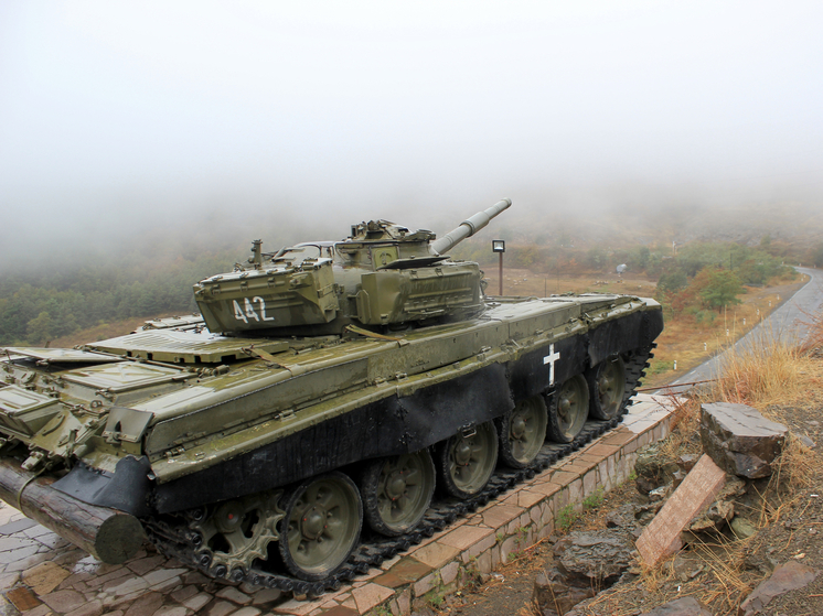 Азербайджан снял армянский танк-памятник Т-72, штурмовавший Шушу в 1992 году