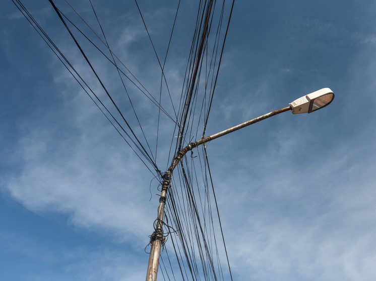 В поселке Нельмин-Нос реконструируют линию электропередач