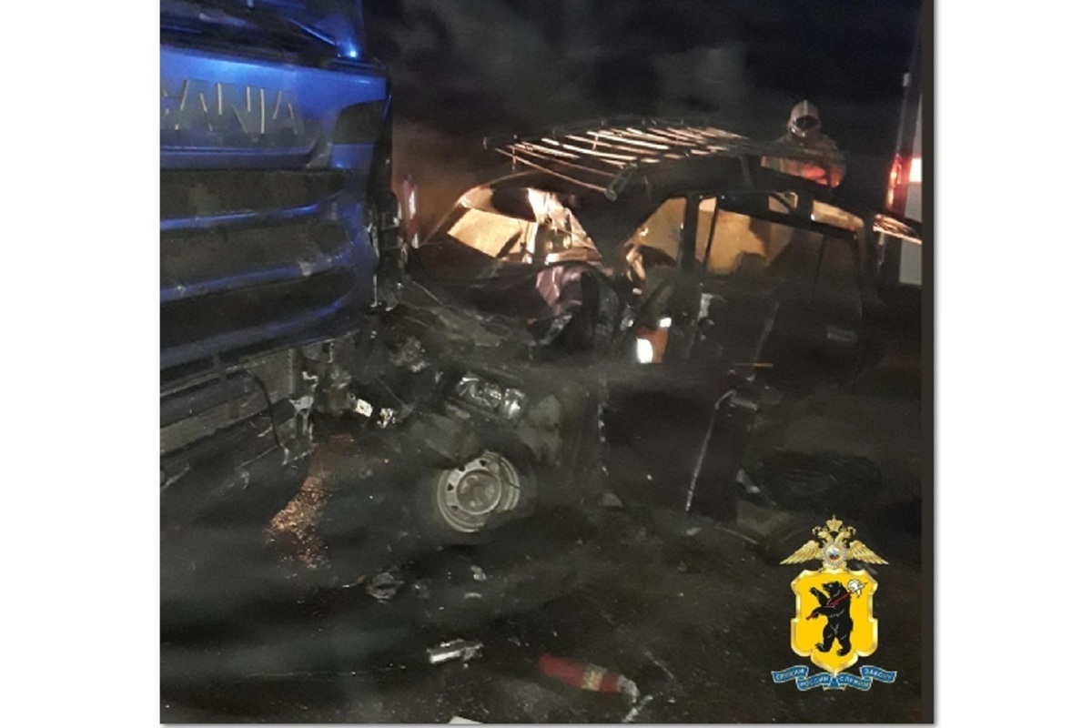 В Ярославской области водитель погиб влетев под грузовую фуру
