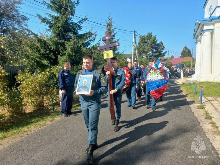 Спасателя Олега Калмыкова похоронили в Подмосковье