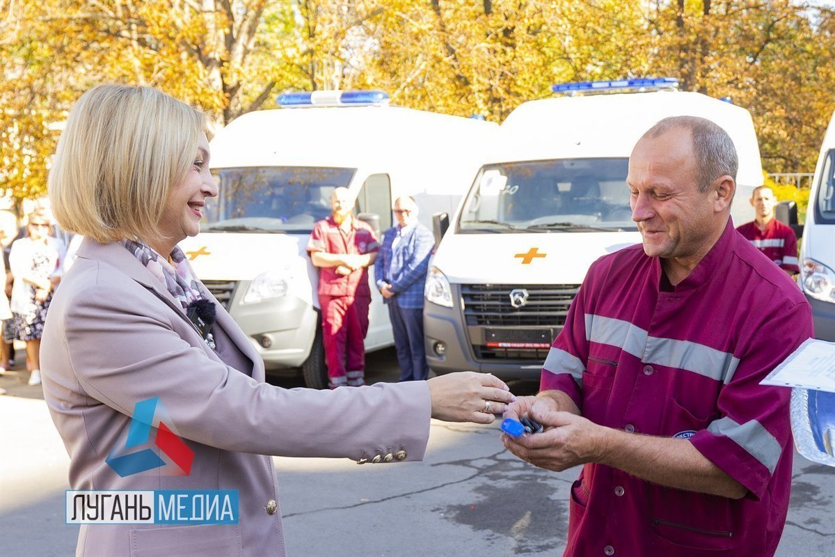 Десять  населенных пунктов ЛНР получили новые автомобили скорой помощи