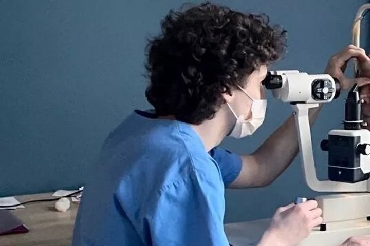 Тульские врачи помогли мужчине с травмой глаза после работы с болгаркой